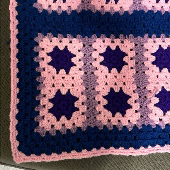 Beautiful Vintage Granny Square, Afghan throw blanket 40” x 39” - Picture 2 of 4
